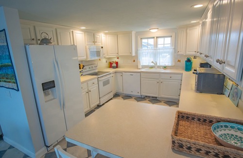 North Truro House | Townhouse Beach Front Living - 2BD 3BA - Central AC - Linen Towels provided
