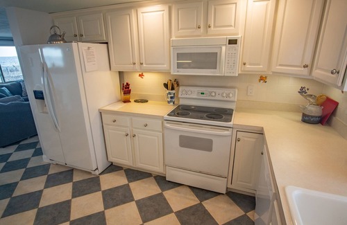 North Truro House | Townhouse Beach Front Living - 2BD 3BA - Central AC - Linen Towels provided