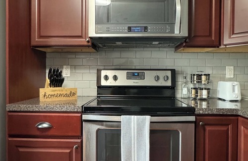 Bridgeport House | Townhouse Bridgeport close to UHC, FBI, The Bridge Complex