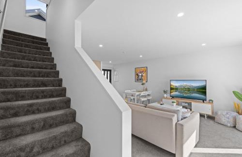 Addington Apartment | Townhouse Close to Everything