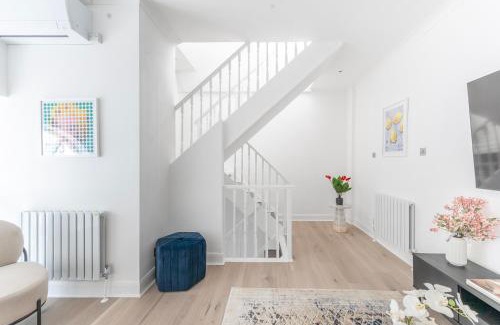 Pembridge House | Townhouse moments from Hyde Park & Notting Hill - FREE Luggage Storage nearby and in unit Washing Machine & Dryer