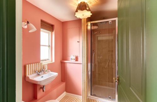 Malmesbury Apartment | Townhouse Suites- Abbey Row