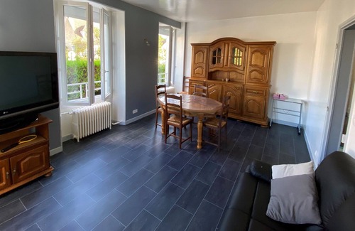Neuvy-sur-Loire House | Townhouse with private garden bordered by the river