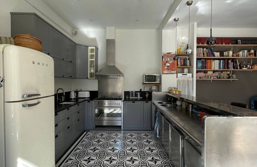 Cadereau House | TOWNHOUSE WITH SWIMMINGPOOL - Country living in the city