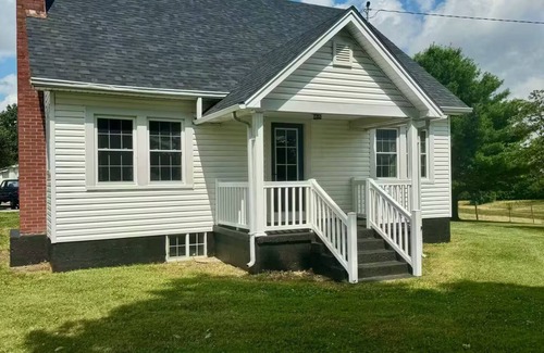 Springfield House | Townview Farmhouse - Bourbon Trail - Farm Stay