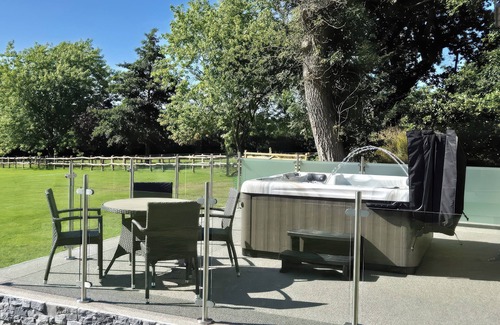 Newcastle Emlyn Cottage | TOWY COTTAGE, pet friendly, luxury holiday cottage in Cenarth