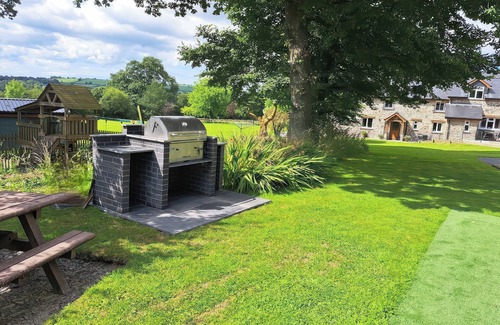 Newcastle Emlyn Cottage | TOWY COTTAGE, pet friendly, luxury holiday cottage in Cenarth