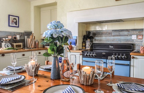 Trearddur Bay Cottage | TOWYN LODGE, family friendly, with a garden in Trearddur Bay