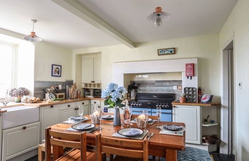 Trearddur Bay Cottage | TOWYN LODGE, family friendly, with a garden in Trearddur Bay
