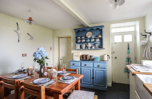 Trearddur Bay Cottage | TOWYN LODGE, family friendly, with a garden in Trearddur Bay