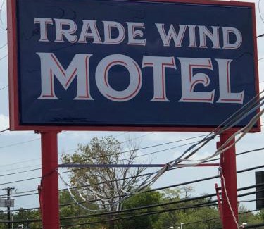 Jacksonville Hotel | Trade Wind Motel