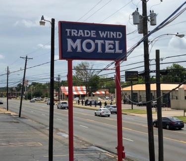 Jacksonville Hotel | Trade Wind Motel