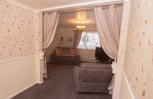 Chapeltown House | Traditional 3BD Family Home in Sheffield