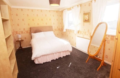 Chapeltown House | Traditional 3BD Family Home in Sheffield