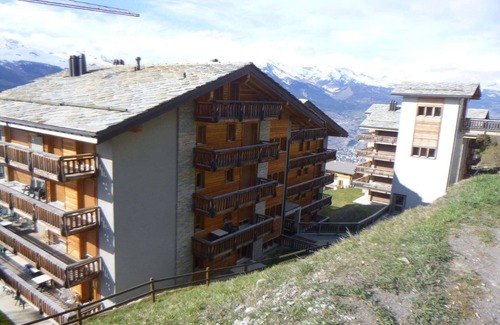 Veysonnaz Apartment | Traditional apartment with balcony