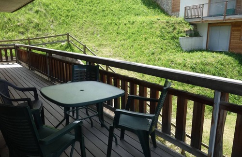 Veysonnaz Apartment | Traditional apartment with balcony