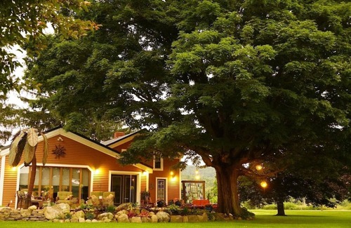Farmersville Station Bed & Breakfast | Traditional bed & breakfast - Hunter Hill Farm - One Bedroom Private Bathroom