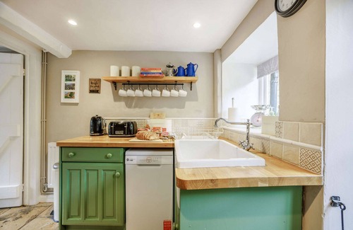 Little Rissington Cottage | Traditional Cotswold stone cottage sleeps 7 guests in 3 bedrooms - Little Mullions