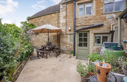 Little Rissington Cottage | Traditional Cotswold stone cottage sleeps 7 guests in 3 bedrooms - Little Mullions