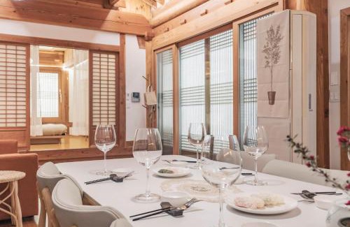 Hyehwa Villa | Traditional family Hanok, Moonlight Fragrance