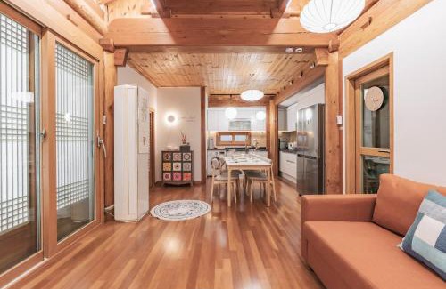 Hyehwa Villa | Traditional family Hanok, Moonlight Fragrance