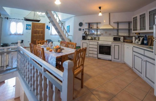Kamari House | Traditional Greek house in a small village