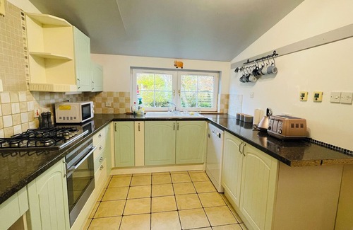 East Lewiston Cottage | Traditional Highland Cottage Near Loch Ness-sleeps 6