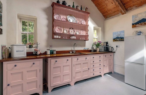 Templenoe Cottage | Traditional style thatched cottage in Kenmare
