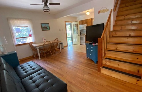 Adamsville House | Traditional waterfront cottage on Horseneck Beach