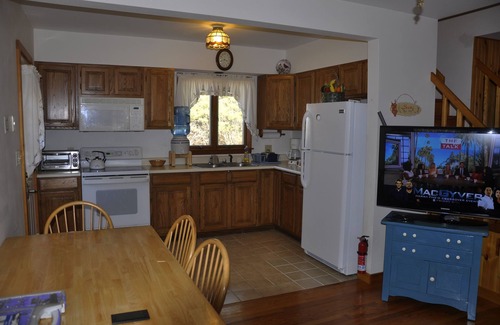 Adamsville House | Traditional waterfront cottage on Horseneck Beach