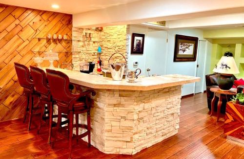 Cheyenne Bed & Breakfast | Trail Boss King EnSuite-Prairie Rose B&B - 1200 sq ft Suite
