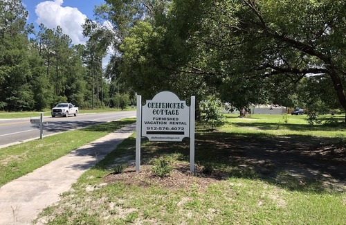 Folkston Cottage | Train Watchers' Cottage on Way to Okefenokee Wildlife Refuge