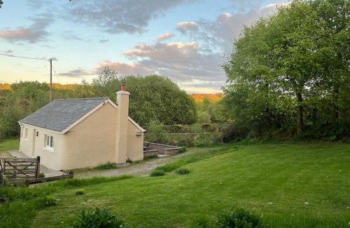 Felinfach House | Tranquil 1 bedroom cottage 15 mins drive to sea