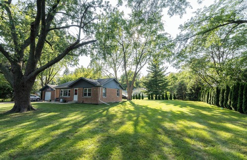 Burr Ridge House | Tranquil 3-Bedroom House with Pond View, Spacious Backyard, and Modern Amenities