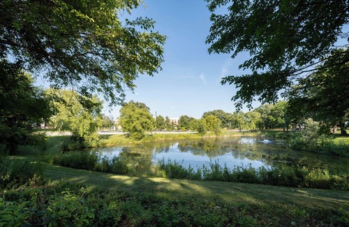Burr Ridge House | Tranquil 3-Bedroom House with Pond View, Spacious Backyard, and Modern Amenities