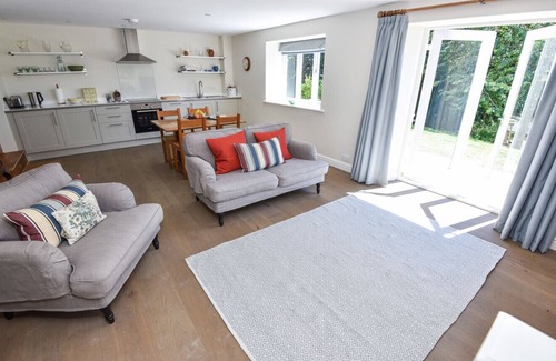 Brokenborough Cottage | Tranquil cottage in Cotswolds with tennis court