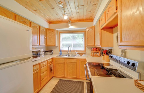 Cornell Cottage | Tranquil Escanaba River Cottage w/Kayaks & Deck
