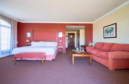 Cebreros House | Tranquil Family Room Near Downtown Ávila – 3 Miles Away