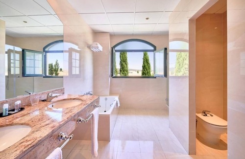 Cebreros House | Tranquil Family Room Near Downtown Ávila – 3 Miles Away