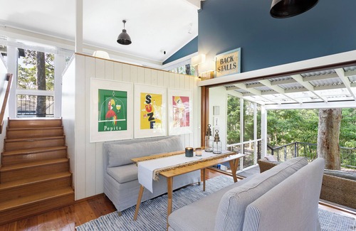 Lilli Pilli House | Tranquil family-sized treehouse. Ocean glimpses with outdoor deck.