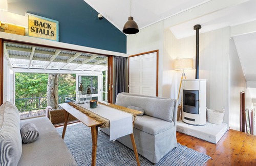 Lilli Pilli House | Tranquil family-sized treehouse. Ocean glimpses with outdoor deck.