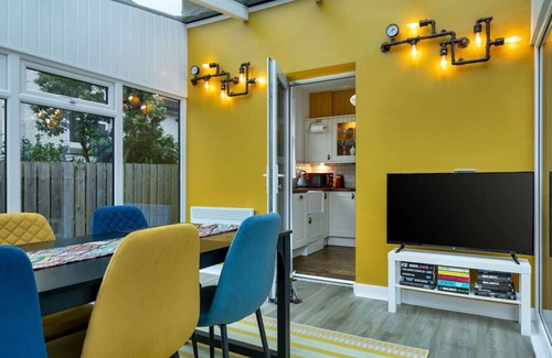 North West House | Tranquil Glasgow Retreat: Free Parking & Garden