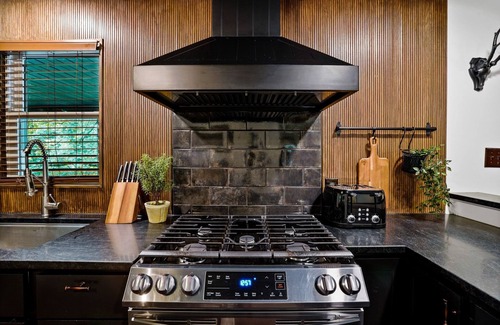 South Bloomingville Cabin | Tranquil Hocking Hills Cabin For 4: Hot Tub, Games