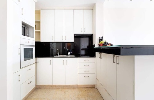 Mamilla Apartment | Tranquil King David Apartment with Free Parking