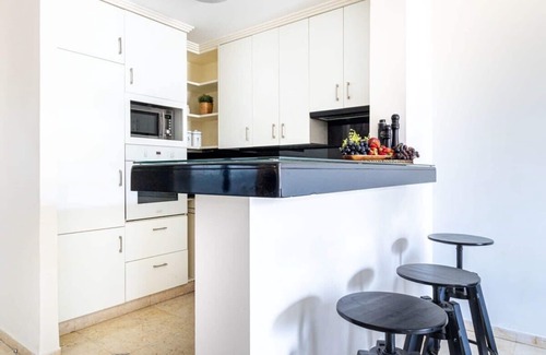 Mamilla Apartment | Tranquil King David Apartment with Free Parking