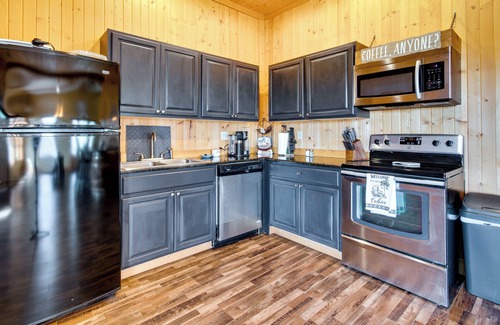 Huntsville Cabin | Tranquil La Prairie Retreat w/Patio & Fireplace!