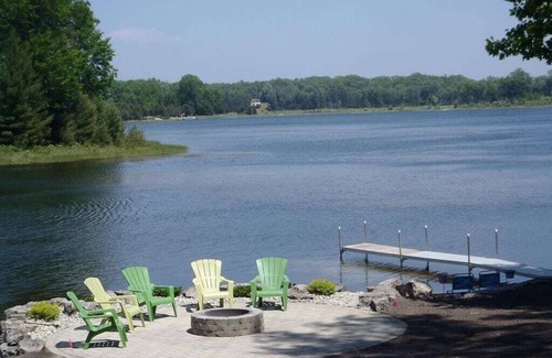 St. Helen House | Tranquil Lakefront Log Cabin with Breathtaking Views.