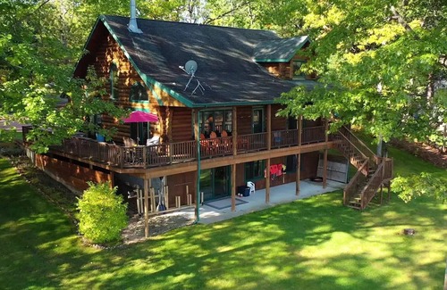 St. Helen House | Tranquil Lakefront Log Cabin with Breathtaking Views.