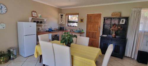 Germiston Apartment | Tranquil, large 1 bedroom garden cottage, 12 mins from OR Tambo International with backup water