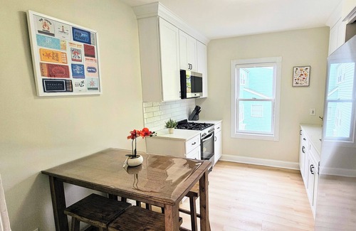 Greenwich Apartment | Tranquil modern upstairs apt. Walk to restaurants & beach!